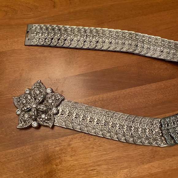 Silver metal flower crystal snap belt large - Picture 2 of 3